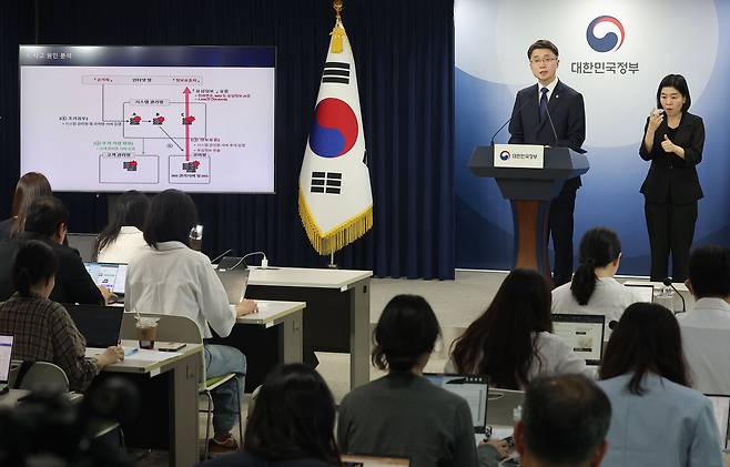 류제명 과학기술정보통신부 2차관이 4일 정부서울청사에서 SK텔레콤 해킹 사태 관련 최종 조사결과를 발표하고 있다./연합뉴스