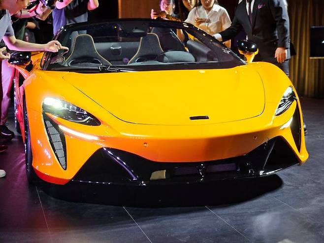 4일 서울 중구 반야트리 클럽앤스파서울 크리스탈볼룸에서 열린 ‘맥라렌 서울 리론칭 및 브랜드 10주년 기념 행사’에서 차세대 슈퍼카 ‘아투라 스파이더’가 전시되고 있다. ⓒ데일리안 정진주 기자