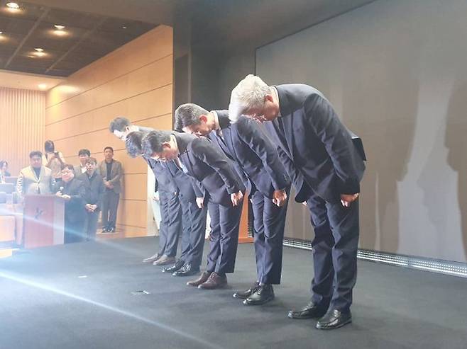 유영상 SK텔레콤(SKT) 사장(오른쪽에서 세 번째) 4월 25일 서울 을지로 SK텔레콤 사옥에서 가진 '고객 정보 보호조치 강화' 설명회에서 사이버 침해 사고에 대해 임원들과 사과하고 있다.ⓒ데일리안조인영 기자