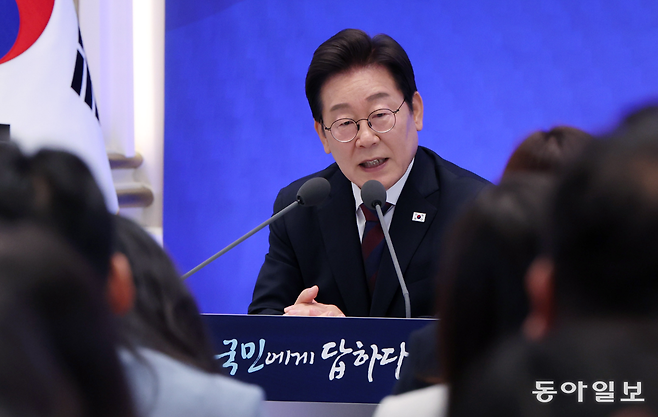 이재명 대통령이 3일 서울 종로구 청와대 영빈관에서 열린 취임 첫 공식 기자회견 ‘대통령의 30일, 언론이 묻고 국민에게 답하다’에 참석해 기자들의 질문에 답하고 있다. 2025.07.03. 송은석 기자 silverstone@donga.com