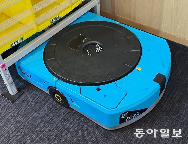 아마존 풀필먼트 센터에서 운용 중인 자율주행 로봇 헤라클레스 드라이브 유닛은 시속 5.5km로 이동하며, 최대 560kg의 하중을 견딜 수 있다. 도쿄=김다연 기자 damong@donga.com