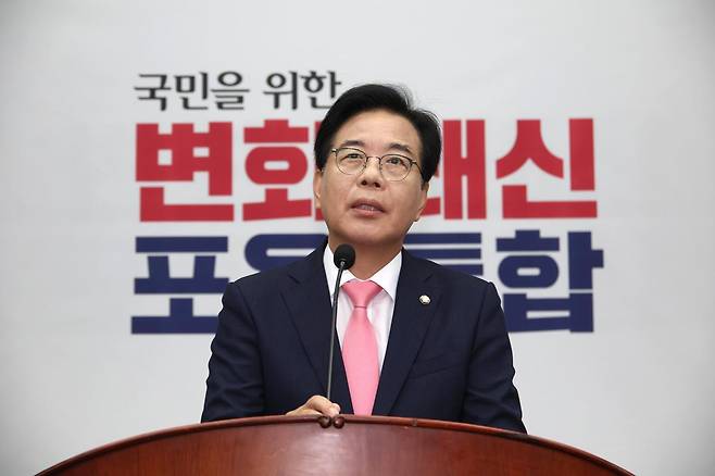 [서울=뉴시스] 김금보 기자 = 송언석 국민의힘 비상대책위원장 겸 원내대표가 4일 서울 여의도 국회에서 열린 긴급의원총회에서 발언하고 있다. 2025.07.04. kgb@newsis.com