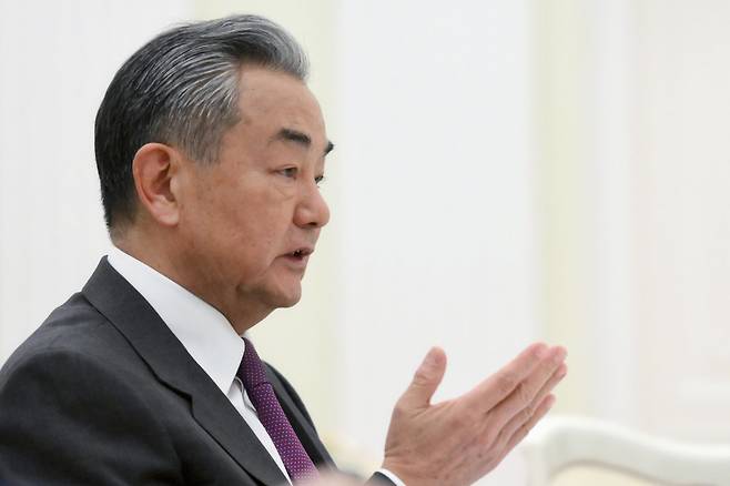 왕이 중국 외교부장이 1일(현지 시간) 러시아 모스크바에서 블라디미르 푸틴 대통령을 예방하고 있다. 2025.04.02 모스크바=AP 뉴시스