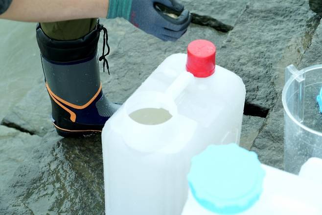 4일 원자력안전위원회가 파견한 한국원자력안전기술원(KINS) 조사팀이 채취한 시료. 북한에서 유입되는 경로인 예성강 하구와 가까운 강화도 및 한강 하구 등 총 10개 지점에서 각각 20L 시료통 3개와 2L 시료통 2개분씩 채취돼 KINS 분석실로 옮겨진다. 우라늄과 세슘, 중금속 오염 정밀 조사결과는 약 2주 후 공개될 예정이다. 원자력안전위원회 제공