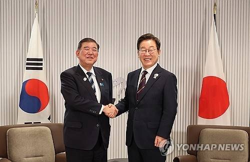 6월 캐나다에서 만난 이재명 대통령과 이시바 시게루 일본 총리. [연합뉴스 자료사진]