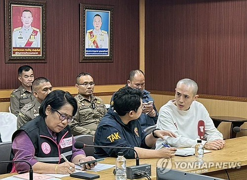 미얀마에서 구출된 중국 배우 왕싱(오른쪽). EPA=연합뉴스