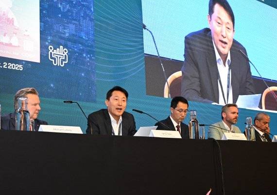 오세훈 서울시장(왼쪽 두번째)이 3일(현지시간) '세계도시정상회의 시장포럼'에서 '미리내집' 등 서울의 주택정책에 대해 발표하고 있다. 서울시 제공