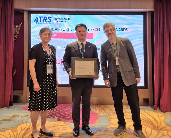장세환 제주공항장(왼쪽 두번째)이 지난 3일 홍콩에서 열린 제28회 세계항공교통학회(ATRS) 웓르 컨퍼런스에서 9년 연속 '공항운영효율성상'을 수상한 뒤 마틴 드레스너 ATRS 의장(왼쪽 세번째), 춘옌 위 ATRS 부회장(왼쪽 첫번째)과 기념촬영을 하고 있다. 한국공항공사 제공