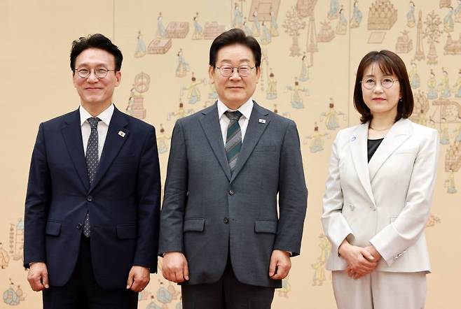 이재명 대통령이 4일 서울 용산 대통령실 청사에서 열린 임명장 수여식에서 김민석 신임 국무총리에게 임명장을 수여한 뒤 기념촬영 하고 있다. 오른쪽은 김 총리 배우자. 사진=뉴시스화상