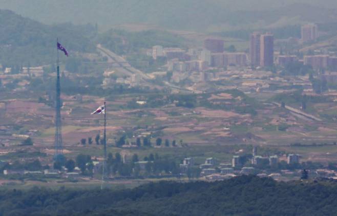 지난달 4일 경기 파주시 접경지역에서 바라본 남측 대성동 마을에 태극기와 북측 기정동에 인공기가 펄럭이고 있다. 뉴시스