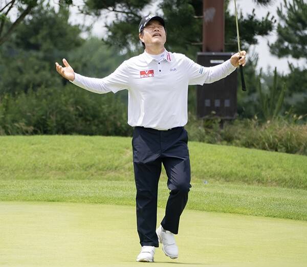 2025년 한국프로골프(KPGA) 챔피언스투어 제29회 KPGA 시니어 선수권대회 우승 경쟁에 뛰어든 나병관 프로. 사진제공=KPGA