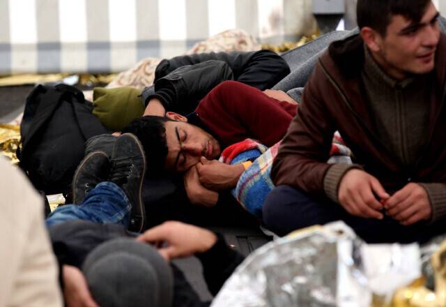 오스트리아 북부 국경도시 브라우나우 난민캠프 바닥에 누워 수면을 취하는 시리아 난민들. <한겨레> 자료사진