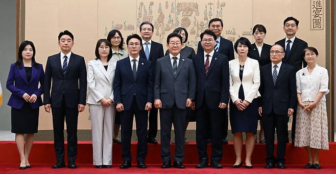 이재명 대통령이 4일 서울 용산 대통령실 청사에서 열린 임명장 및 위촉장 수여식에서 참석자들과 기념촬영을 하고 있다. 대통령실사진기자단