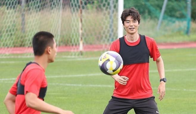 포항 스틸러스에 입단한 기성용이 4일 경상북도 포항 포항 스틸러스 송라클럽하우스에서 열린 팀 훈련에 참여하고 있다. 연합뉴스