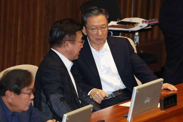 정성호 법무부 장관 후보자와 윤호중 행정안전부 장관 후보자가 3일 오후 서울 여의도 국회에서 열린 본회의에서 대화하고 있다. 뉴스1