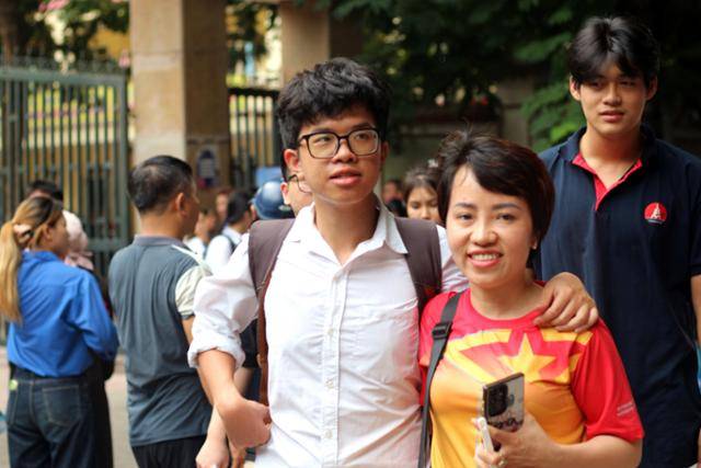 지난달 26일 베트남 하노이에서 전국 고등학교 졸업 시험 첫날 시험을 마친 아들이 교문 앞에서 기다리던 어머니와 함께 귀가하고 있다. 하노이=허경주 특파원
