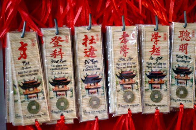 베트남판 '수능'인 전국 고등학교 졸업 시험을 사흘 앞둔 지난달 23일, 하노이 문묘에 수험생의 좋은 성적을 기원하는 부적이 판매되고 있다. 부적에는 재능, 합격, 지혜 등을 의미하는 단어가 적혀 있다. 하노이=허경주 특파원