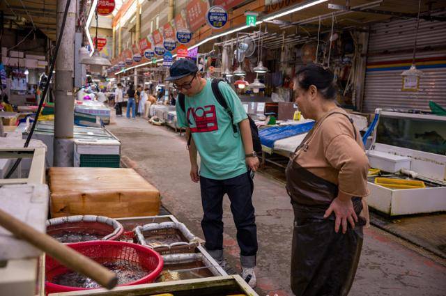 김현기 '실비바 파도' 대표가 경남 마산어시장에서 당일 식당에서 요리할 수산물을 고르고 있다. 장준우 제공