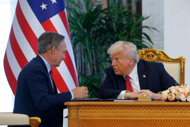 5월 중동 순방 중 도널드 트럼프(오른쪽) 미국 대통령이 순방에 동행한 로버트 켈리 오트버그 보잉 최고경영자(CEO)와 카타르 도하에서 대화하고 있다. 도하=로이터 연합뉴스