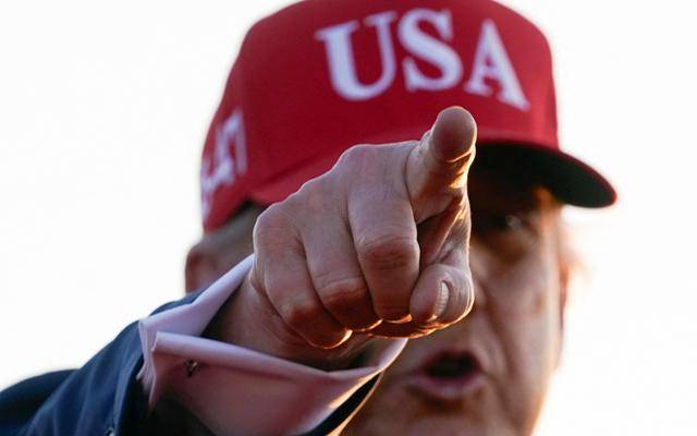 도널드 트럼프 미국 대통령이 3일 아이오와주 디모인 아이오와주 박람회장에서 열린 미국 독립기념일 기념 행사에서 검지손가락을 치켜들고 있다. 디모인=로이터 연합뉴스