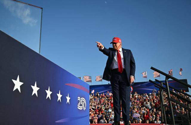 도널드 트럼프 미국 대통령이 3일 미국 아이오와주 디모인에서 열린 미국 독립기념일(7월 4일) 전야 행사에 참석해 지지자들을 향해 손짓을 하고 있다. 디모인=AFP 연합뉴스