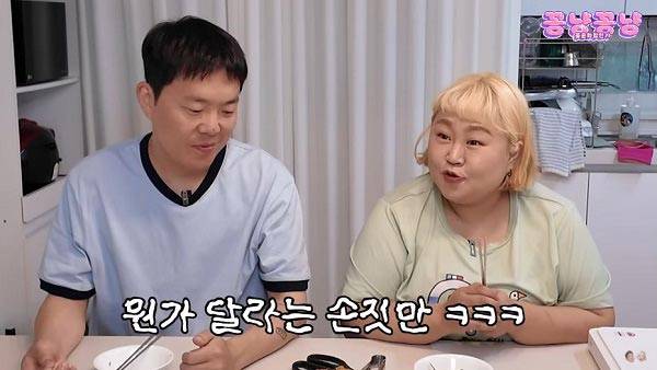 두 달 반 만에 20kg을 감량해 화제가 된 개그우먼 홍윤화(36)가 살이 덜 찌는 닭가슴살 육전 레시피를 공개했다.​/사진=유튜브 채널 ‘홍윤화 김민기 꽁냥꽁냥’​