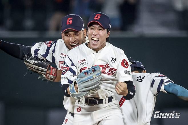 한승현이 7회 초 박해민의 우중간 장타성 타구를 몸을 날려 잡아낸 뒤 동료들에게 축하를 받고 있다.&nbsp;