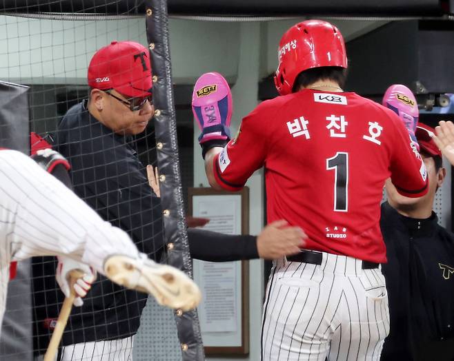 11일 광주기아챔피언스필드에서 열린 프로야구 삼성 라이온즈와 KIA 타이거즈의 경기. KIA 이범호 감독이 8회말에 득점을 한 박찬호를 격려하고 있다. 2025.6.11 [연합뉴스]