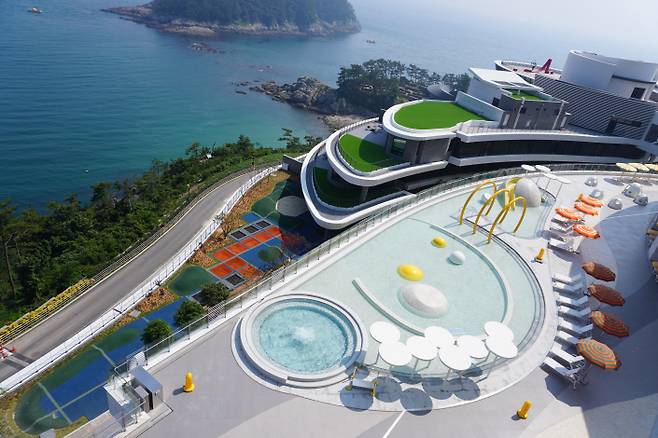 호텔 객실에서 내려다 본 수영장. IS포토