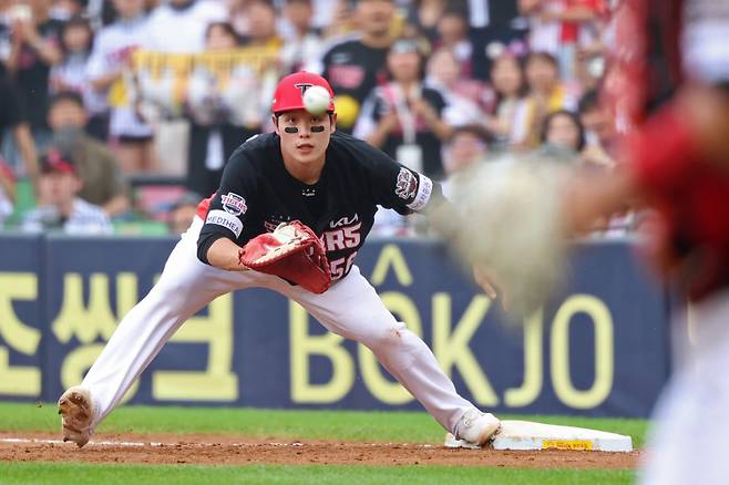 안정적으로 1루 포지션을 지키는 오선우. 오선우가 1루에 투입되면 이범호 감독은 위즈덤을 3루에 기용, 전력을 극대화하고 있다. KIA 제공