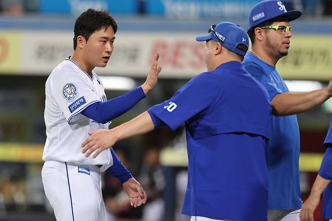 삼성 이승현(왼쪽)과 박진만 감독이 4일 대구 LG전 종료 후 하이파이브를 하고 있다. 구단 제공