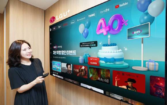 LG유플러스 직원이 유플레이 1주년 프로모션을 소개하고 있는 모습. [사진=LGU+]