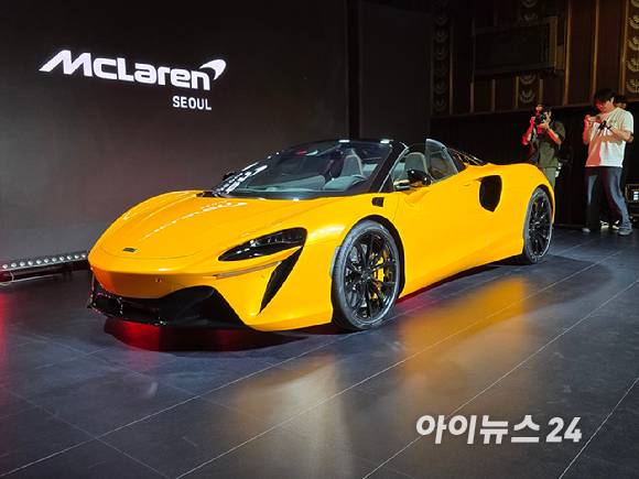 맥라렌 '아투라 스파이더(Artura Spider)' 정측면. [사진=김종성 기자]