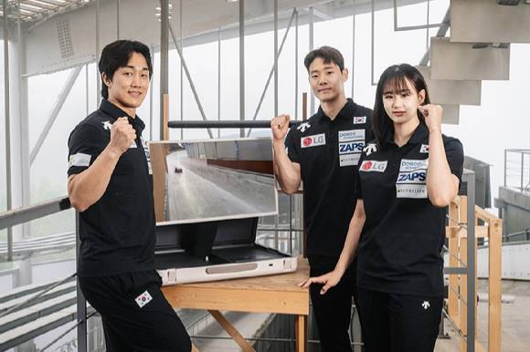 스켈레톤 국가대표 정승기, 김지수, 홍수정 선수(사진 왼쪽부터)가 강원도 평창 올림픽슬라이딩센터 선수 대기실에서 LG전자 후원 제품을 받고 기념사진을 촬영하고 있다. [사진=LG전자]