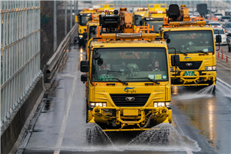 자동차 전용도로 살수작업. [사진=서울시청]