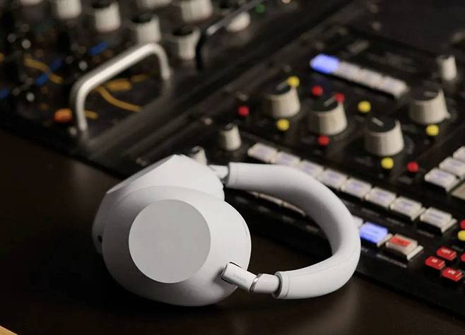 1000XM6는 노이즈 캔슬링, 음질, 편의성을 개선한 플래그십 헤드폰이다 / 출처=소니