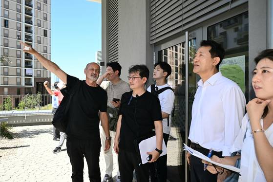 오세훈 서울시장이 2일 오스트리아 비엔나 노르트반호프 43번지의 설계사 대표에게 프로젝트 설명을 청취하고 있다. [사진 서울시]