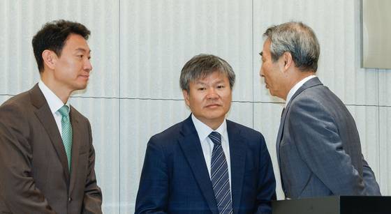 김건희 여사 의혹 관련 사건을 맡은 민중기 특별검사(오른쪽)가 2일 서울 KT광화문빌딩 웨스트에 마련된 특검 사무실에서 열린 현판 제막식에서 박상진(왼쪽), 문홍주 특검보와 대화를 나누고 있다. 김종호 기자.