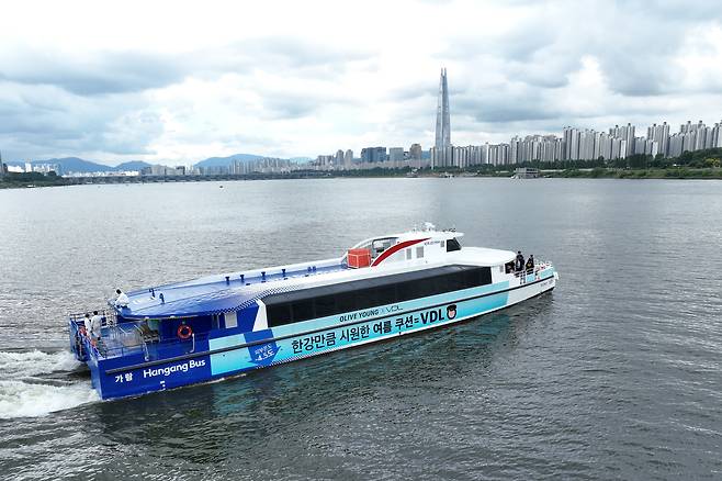 한강버스 체험운항이 시작된 지난 1일 서울 청담대교 인근에서 한강버스가 운행하고 있다. 연합뉴스