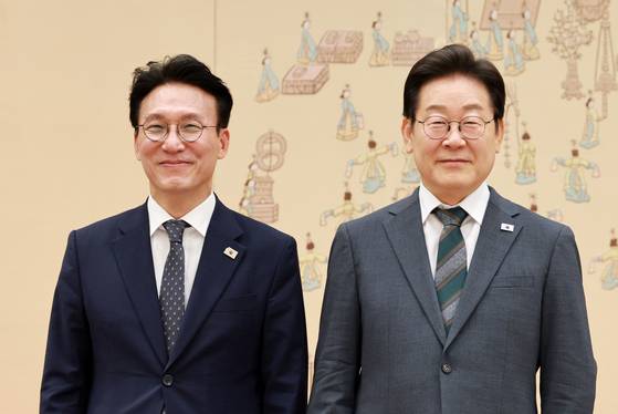 이재명 대통령이 4일 서울 용산 대통령실 청사에서 열린 임명장 수여식에서 김민석 신임 국무총리에게 임명장을 수여한 뒤 기념촬영 하고 있다. 뉴시스