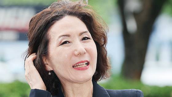 이진숙 교육부 장관 후보자가 지난달 30일 오전 서울 여의도 한국교육시설안전원에 마련된 인사청문회 사무실로 출근하며 취재진의 질의에 답변하고 있다. 뉴스1