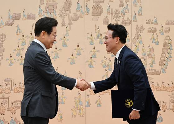 이재명 대통령이 4일 서울 용산 대통령실청사에서 김민석 국무총리에게 임명장을 수여하고 있다. 대통령실사진기자단