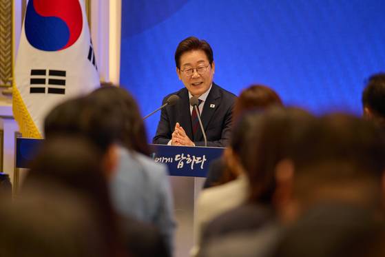 이재명 대통령이 3일 서울 종로구 청와대 영빈관에서 열린 취임 첫 공식 기자회견 '대통령의 30일, 언론이 묻고 국민에게 답하다'에 참석해 기자들의 질문에 답하고 있다. 대통령실 제공