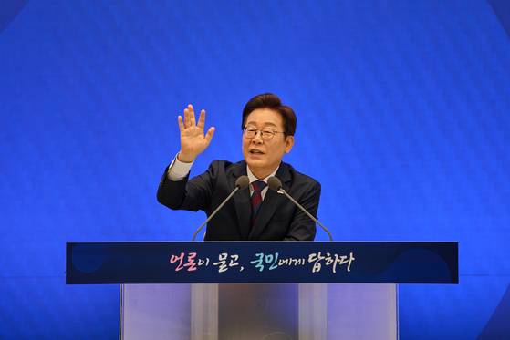 이재명 대통령이 3일 서울 종로구 청와대 영빈관에서 열린 취임 첫 공식 기자회견 '대통령의 30일, 언론이 묻고 국민에게 답하다'에 참석해 기자들의 질문에 답하고 있다. 대통령실 제공