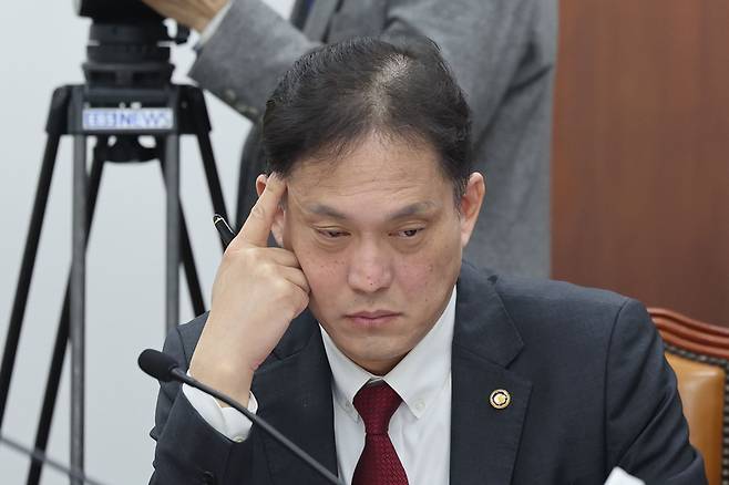 김태규 방송통신위원회 부위원장이 4월17일 서울 여의도 국회에서 열린 과학기술정보방송통신위원회 정보통신방송법안심사소위원회에 참석해 생각에 잠겨 있다. /뉴시스