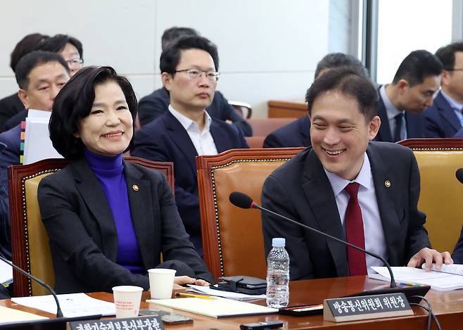 4월24일 서울 여의도 국회에서 열린 제424회 국회(임시회) 과학기술정보방송통신위원회 전체회의에서 방송통신위원회 이진숙 위원장과 김태규 부위원장이 대화하며 웃고 있다. /뉴시스