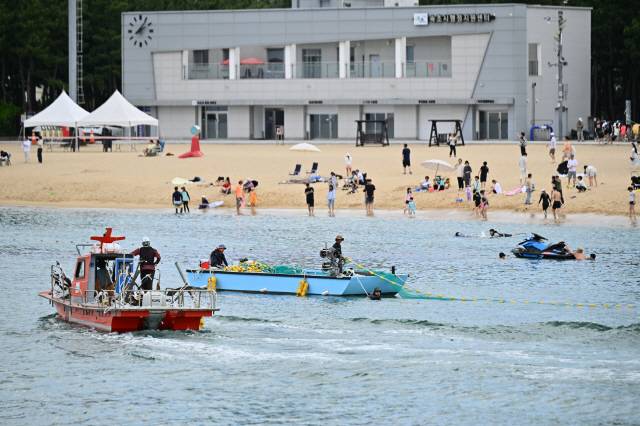 ▲ 속초시는 최근 해수욕장 개장을 앞두고 이용객 안전을 위해 안전망과 유해동물 방지망을 설치했다.