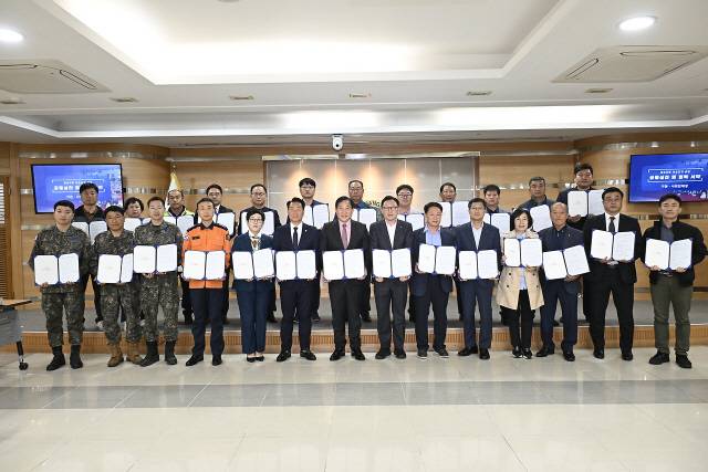 ▲ 평창군 인구가 지난 6월말 현재 3만9963명으로 4만명이 무너졌다. 지난 4월 4만인구 사수를 위해 군내 각급 기관 단체, 기업체 대표 등이 인구 4만 사수를 위한 ‘평창사랑 주소갖기 범군민운동’ 협약을 하고 있다.  신현태 기자