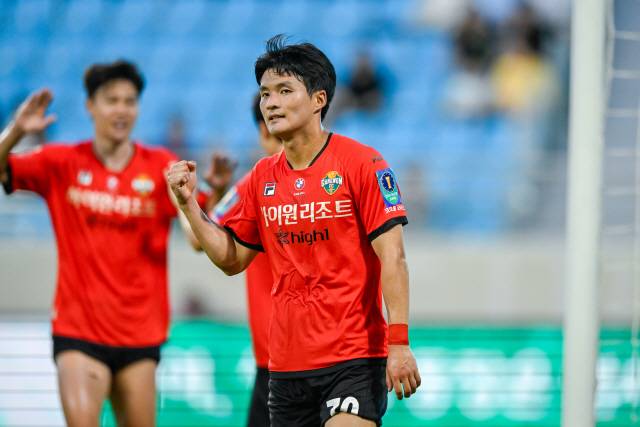 ▲ 구본철의 선방 2025 하나은행 코리아컵 8강 대구FC와의 경기에서 선제골 득점에 성공한 강원 구본철이 세리머니를 하고 있다.