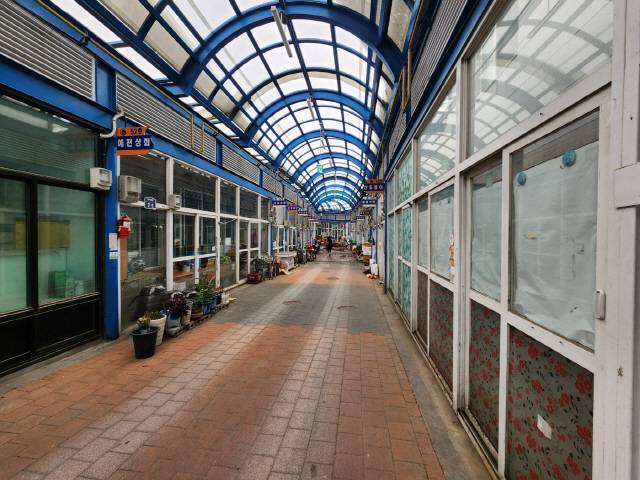 ▲ 대한석탄공사 삼척 도계광업소가 지난달 30일부로 문을 닫은 가운데, 폐광 여파로 인한 지역 경기 침체가 심각한 수준이다. 도계에서 가장 큰 전통시장인 전두시장에는 오가는 사람 하나 없이 썰렁한 모습이다. 구정민 기자